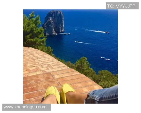 假装路人的足球明星如何在街头展现真实自我与球场魅力